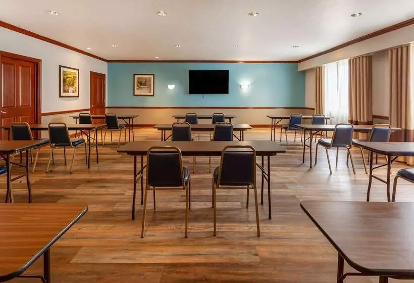 호텔 Days Inn By Wyndham Austintown