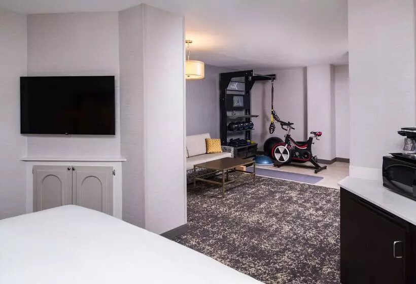 هتل Doubletree By Hilton Utica