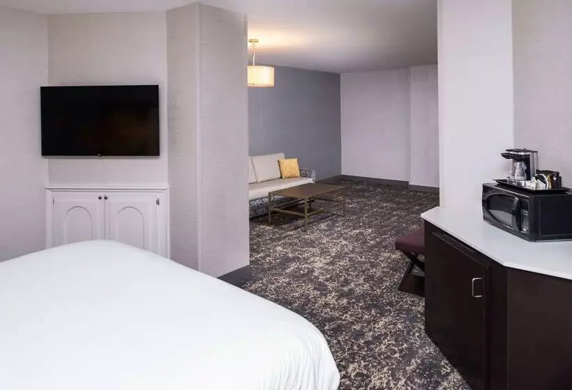 هتل Doubletree By Hilton Utica