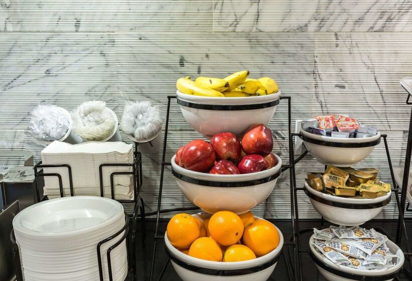 Отель Econo Lodge Inn & Suites East Houston I10