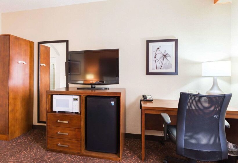 Отель Econo Lodge Inn & Suites East Houston I10