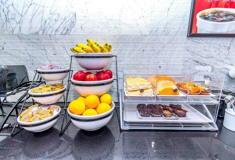 Отель Econo Lodge Inn & Suites East Houston I10