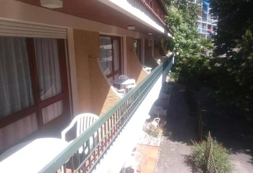 Отель Hôtel Le Mas Fleuri