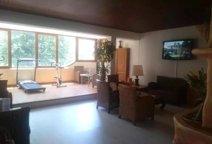 Отель Hôtel Le Mas Fleuri