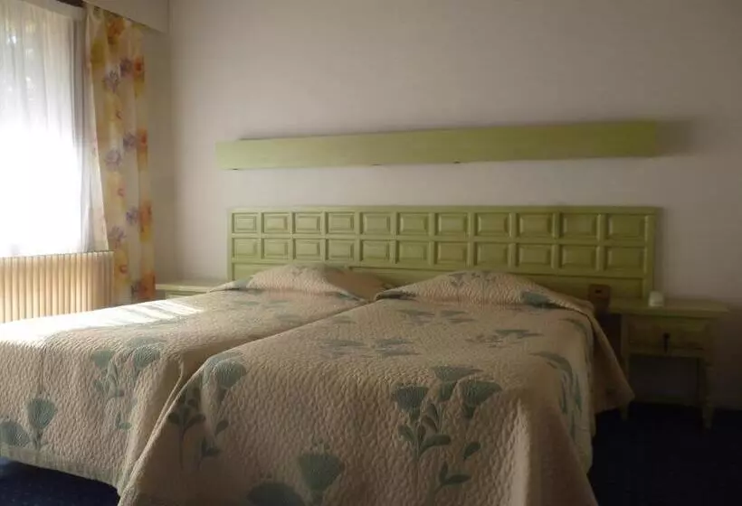 Отель Hôtel Le Mas Fleuri