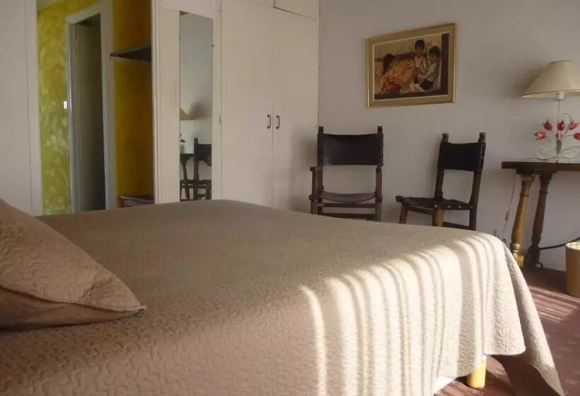 Отель Hôtel Le Mas Fleuri