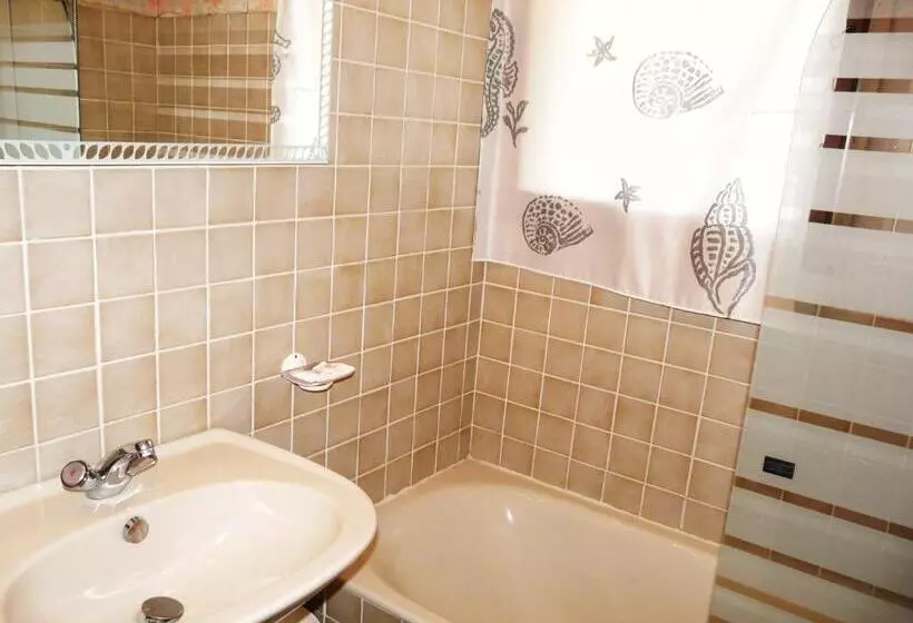 Отель Hôtel Le Mas Fleuri