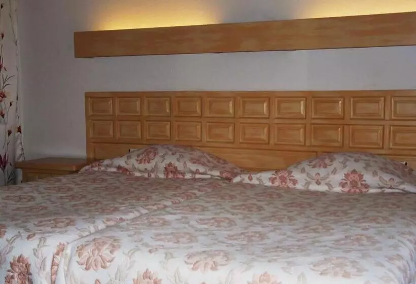 Отель Hôtel Le Mas Fleuri