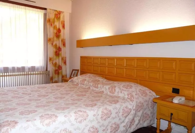 Отель Hôtel Le Mas Fleuri