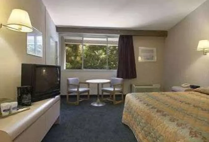 Hotel Knights Inn Liberty