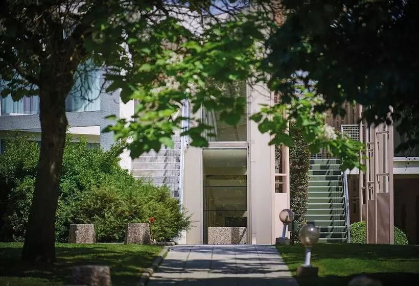 Отель Les Jardins de l'Anjou