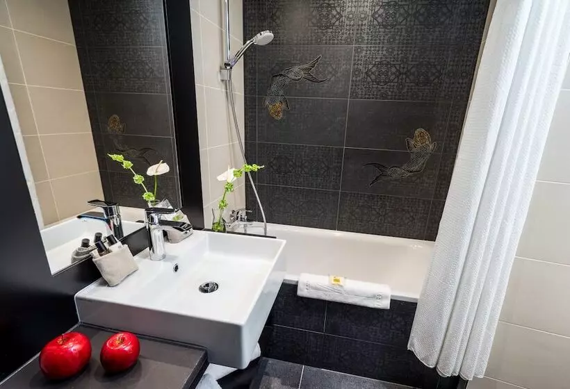 Отель Les Tresoms Lake And Spa Resort