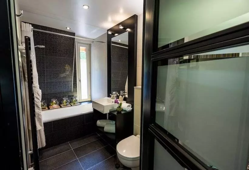 Отель Les Tresoms Lake And Spa Resort