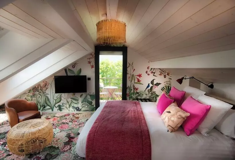 Отель Les Tresoms Lake And Spa Resort