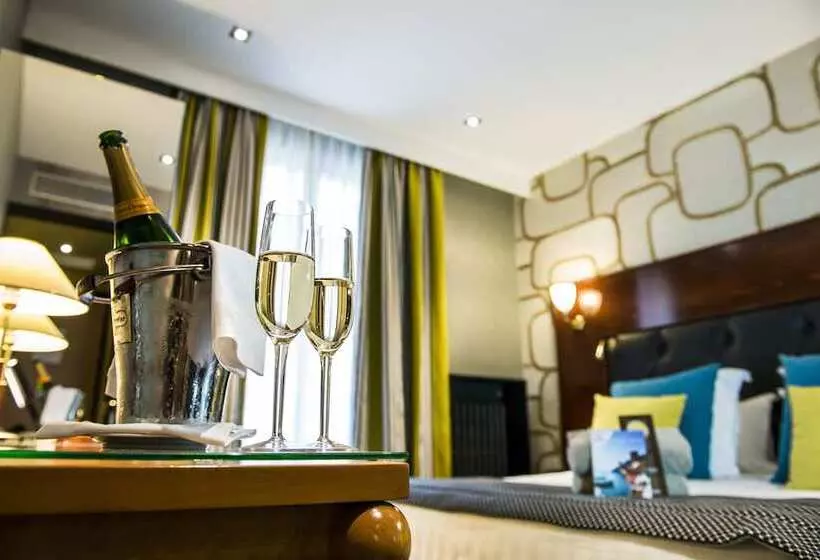 Отель Les Tresoms Lake And Spa Resort