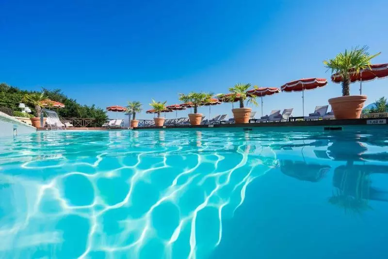 Отель Les Tresoms Lake And Spa Resort