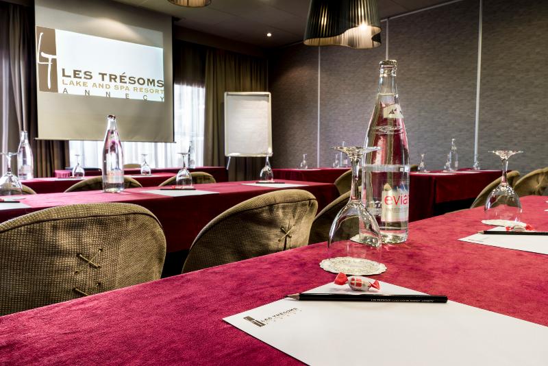 בית מלון כפרי Les Tresoms Lake And Spa Resort