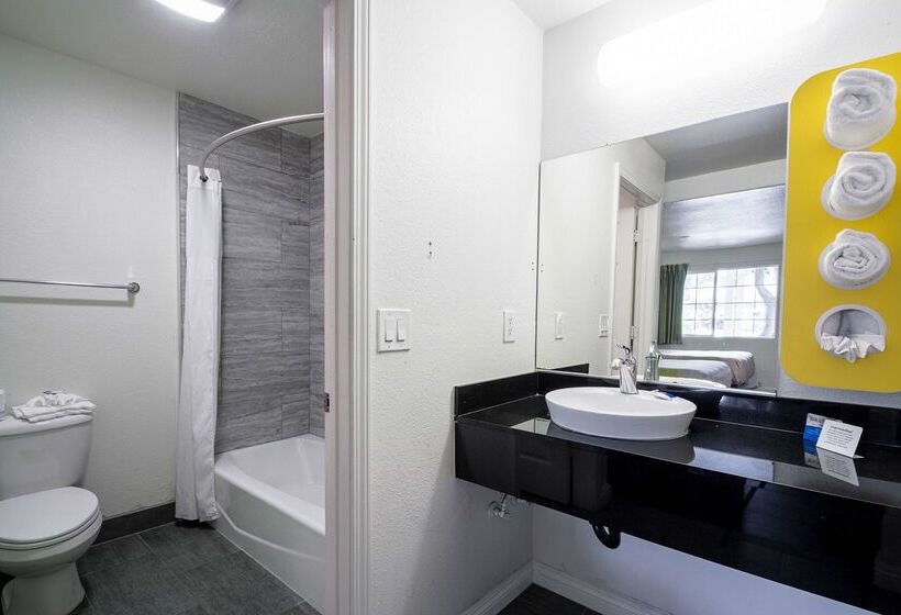 فندق Fisherman S Cove Inn