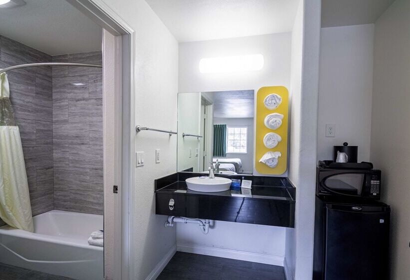 فندق Fisherman S Cove Inn