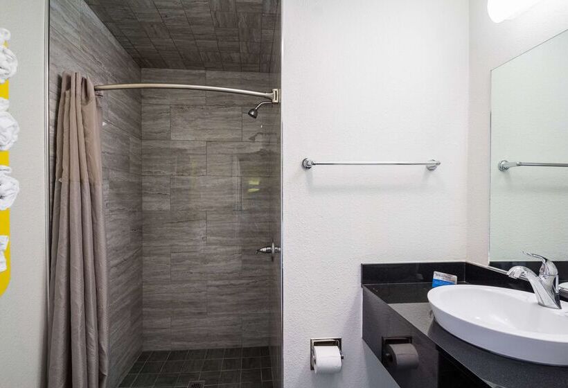 فندق Fisherman S Cove Inn