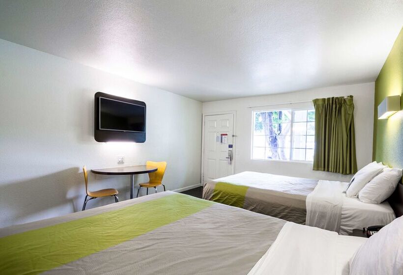 فندق Fisherman S Cove Inn