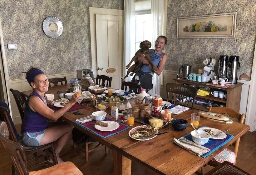 Aamiaismajoitus (B&B) Sewall House Yoga Retreat