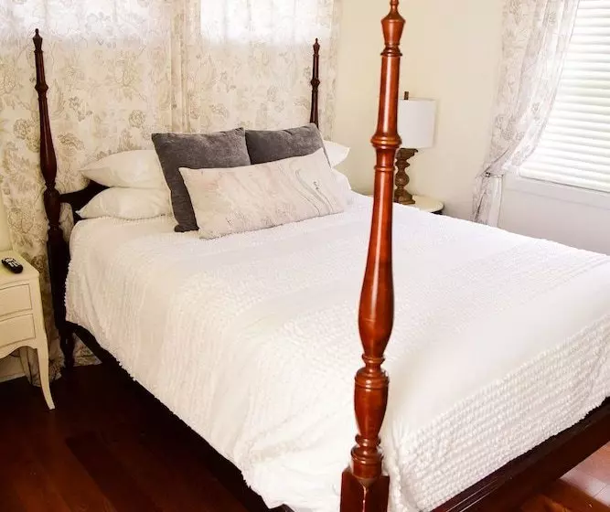 Azalea Inn Bed & Breakfast