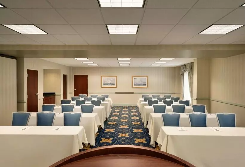 Отель Hampton Inn & Suites Newport/middletown