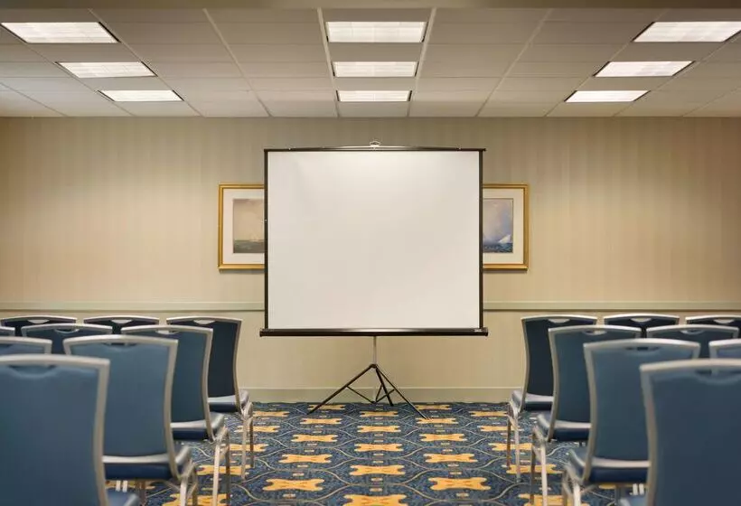 Отель Hampton Inn & Suites Newport/middletown