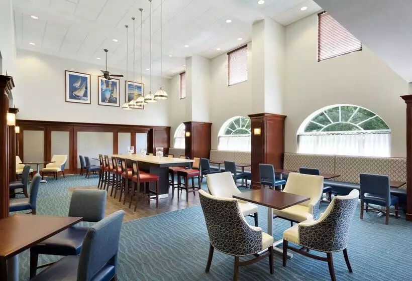 Отель Hampton Inn & Suites Newport/middletown