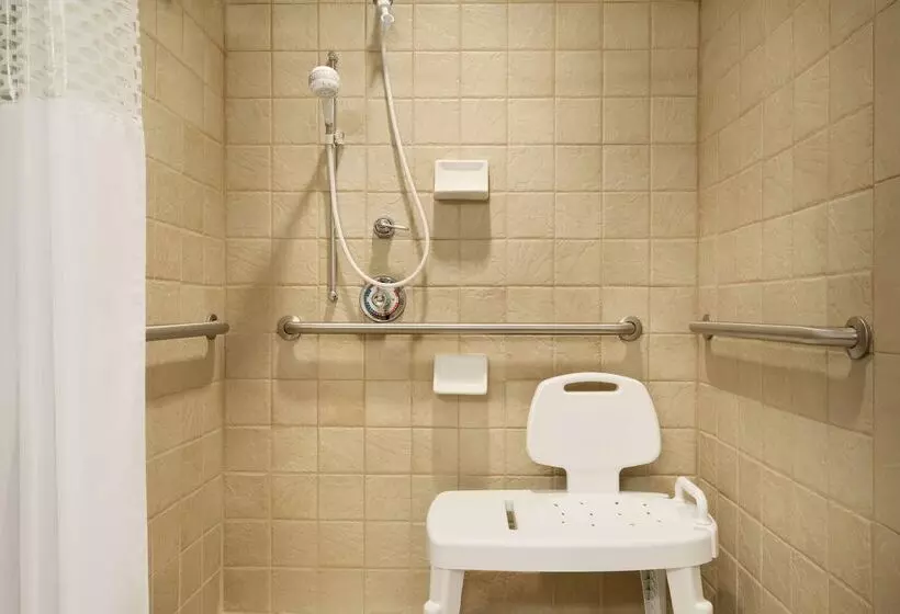 Отель Hampton Inn & Suites Newport/middletown