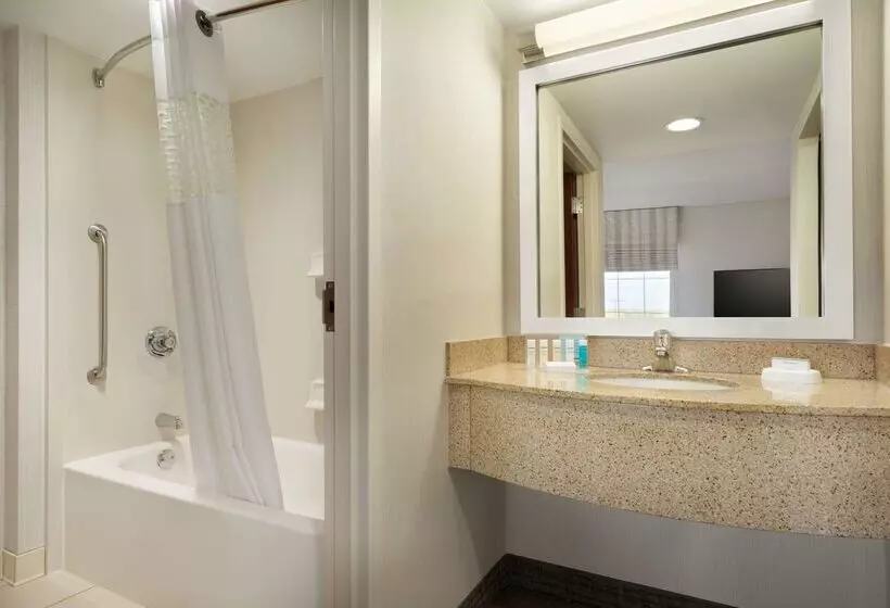 Отель Hampton Inn & Suites Newport/middletown