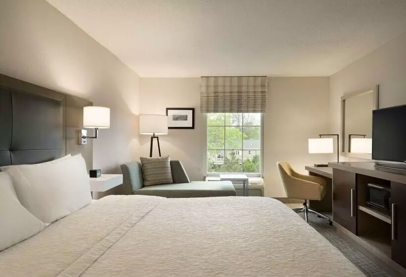 Отель Hampton Inn & Suites Newport/middletown