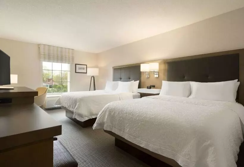 Отель Hampton Inn & Suites Newport/middletown