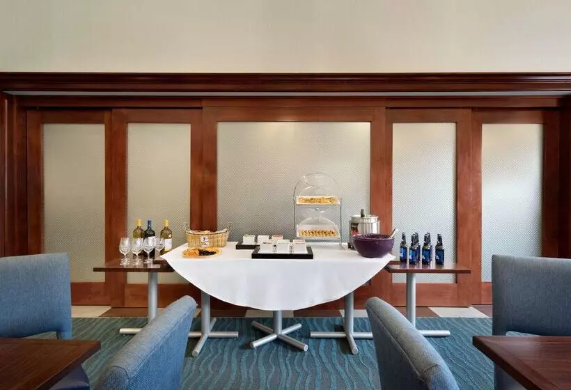 Отель Hampton Inn & Suites Newport/middletown