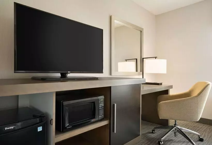 Отель Hampton Inn & Suites Newport/middletown