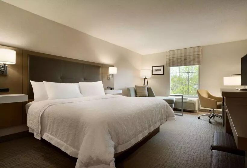 Отель Hampton Inn & Suites Newport/middletown
