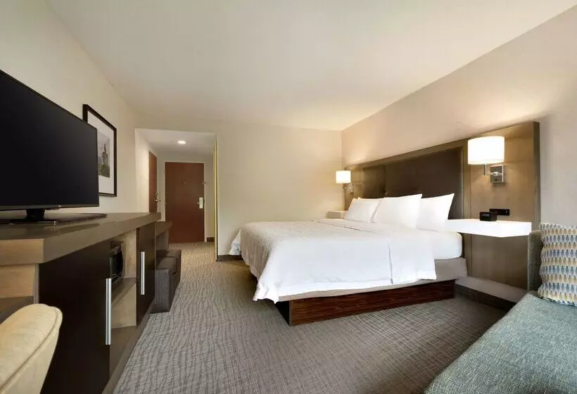 Отель Hampton Inn & Suites Newport/middletown