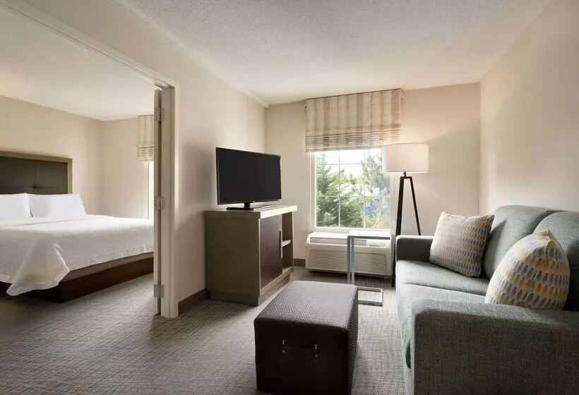 Отель Hampton Inn & Suites Newport/middletown