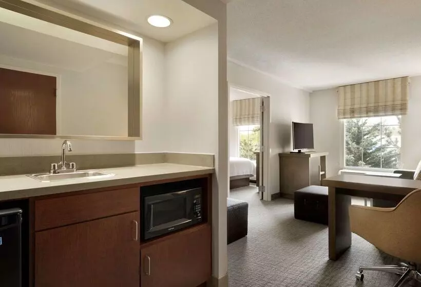 Отель Hampton Inn & Suites Newport/middletown