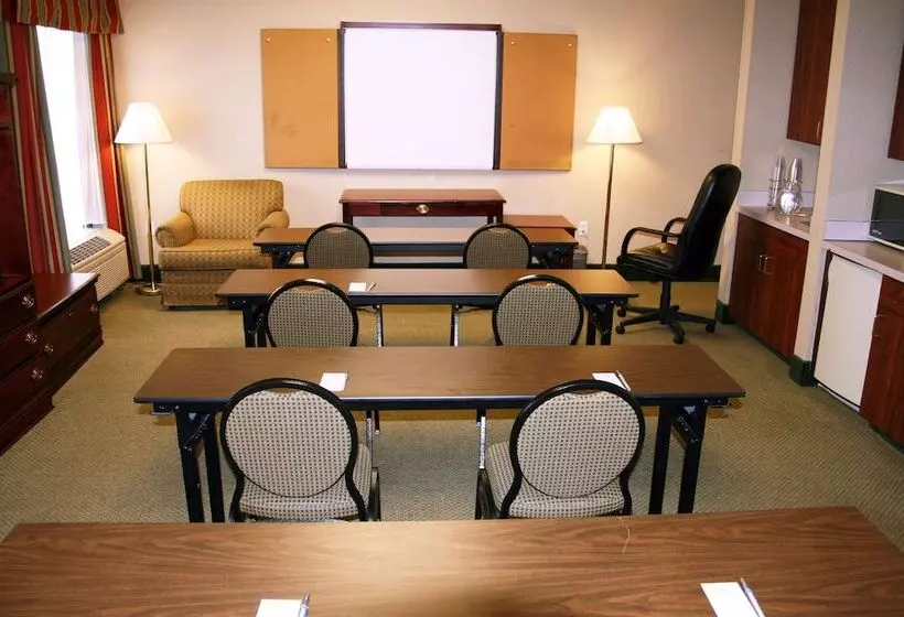 هتل Hampton Inn Newport Newsyorktown