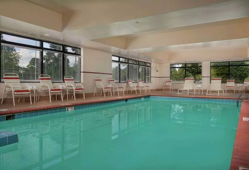 هتل Hampton Inn Newport Newsyorktown