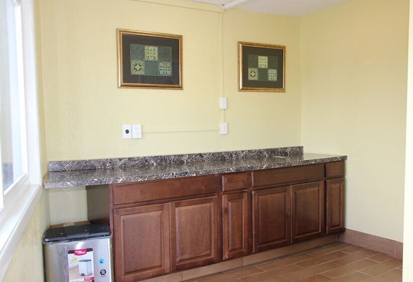 فندق Red Carpet Inn Niagara Falls