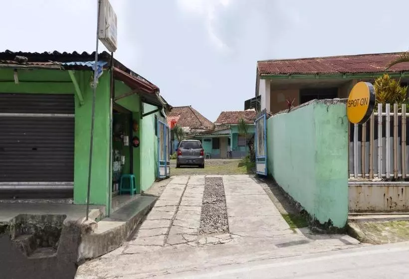 هتل Spot On 90003 Villa Tawang