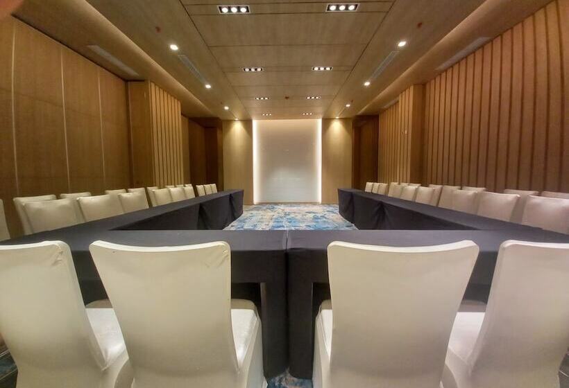 Louis Kienne Cikarang Hotel & Service Apartment