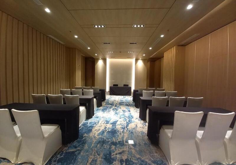 Louis Kienne Cikarang Hotel & Service Apartment