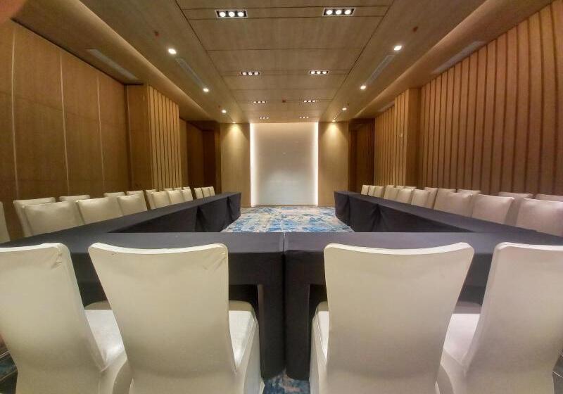 Louis Kienne Cikarang Hotel & Service Apartment