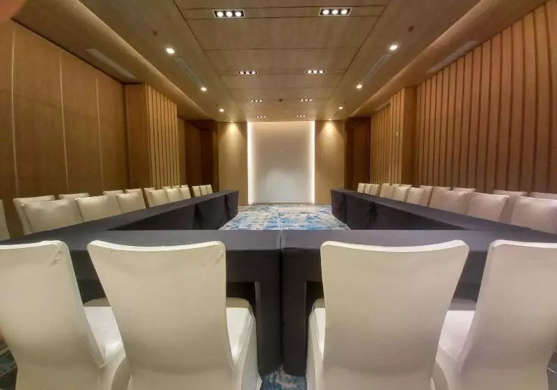 Louis Kienne Cikarang Hotel & Service Apartment