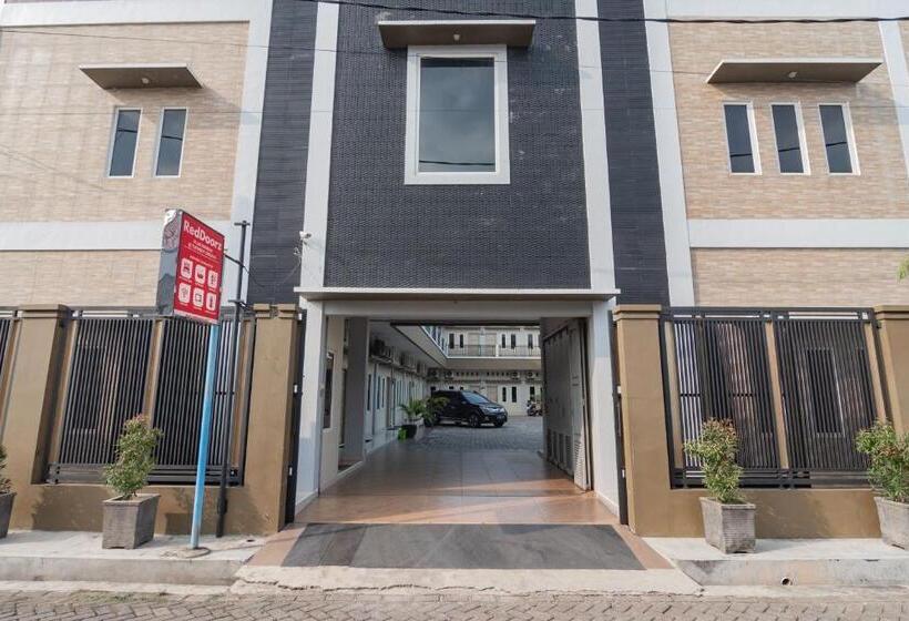 בית מלון כפרי Reddoorz Plus Syariah @ Tuparev Cirebon 3