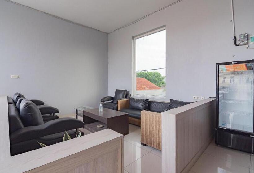 בית מלון כפרי Reddoorz Plus Syariah @ Tuparev Cirebon 3